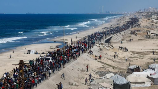 Palestinians returning to northern Gaza under the ceasefire agreement.